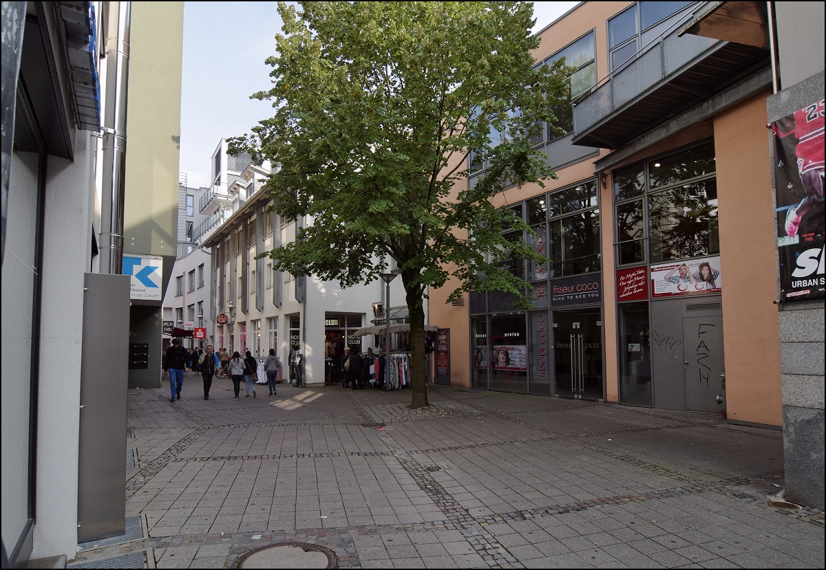 Augustinerplatz klingt historisch, aber weit und breit findet das Auge nichts Historisches mehr. Foto September 2017.