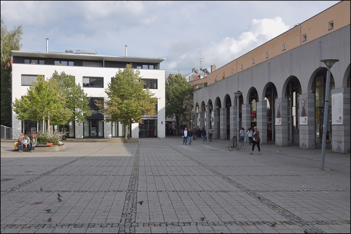 Augustinerplatz klingt historisch, aber weit und breit findet das Auge nichts Historisches mehr. Foto September 2017.