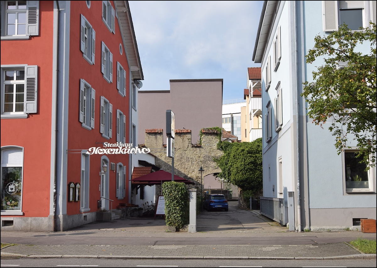 Hinter dem Restchen alter Stadtmauer ein gesichtsloses Nichts. Gesehen von der Bodanstraße. Foto September 2017.