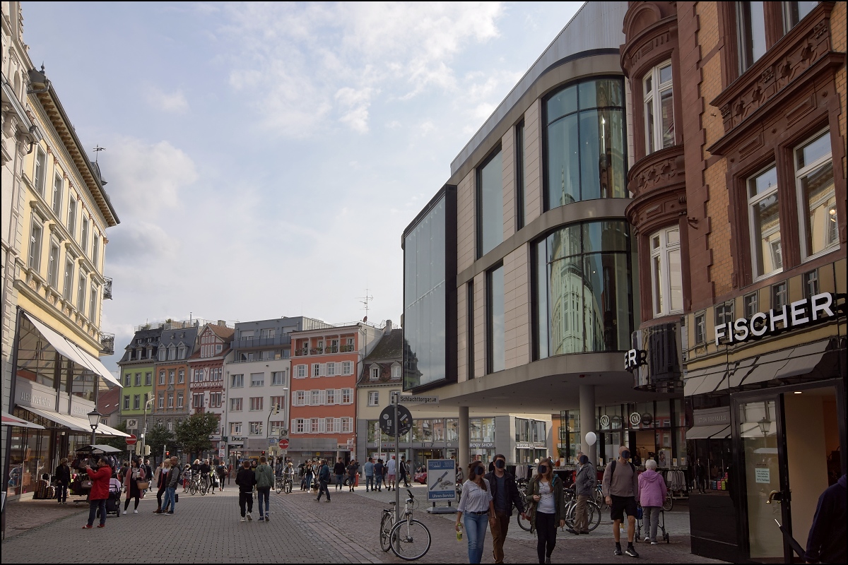In der Bodanstraße ist ein Raumschiff gelandet. Passt das zu einer historischen Altstadt? Nur die sich spiegelnden Gebäude verschaffen dem Gebäude ein wenig Eleganz. Foto September 2017.